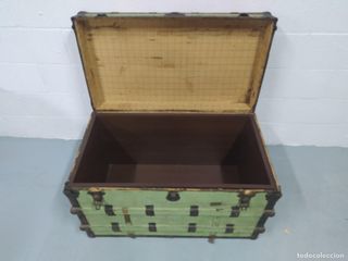 Baúl antiguo con herrajes y interior renovado