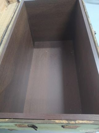 Baúl antiguo con herrajes y interior renovado