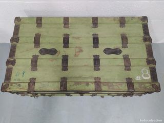 Baúl antiguo con herrajes y interior renovado