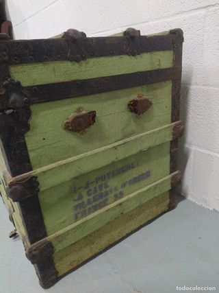 Baúl antiguo con herrajes y interior renovado