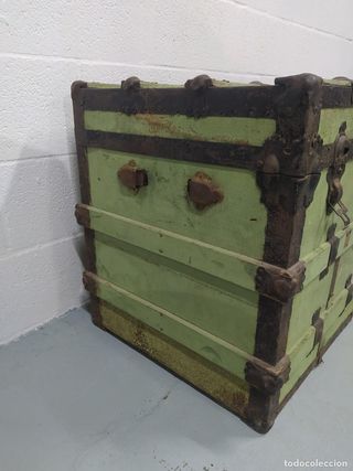 Baúl antiguo con herrajes y interior renovado