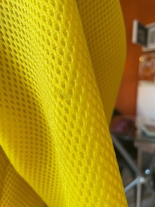 Sudadera técnica amarilla con capucha unisex .