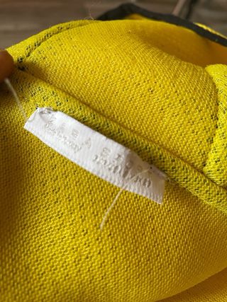 Sudadera técnica amarilla con capucha unisex .