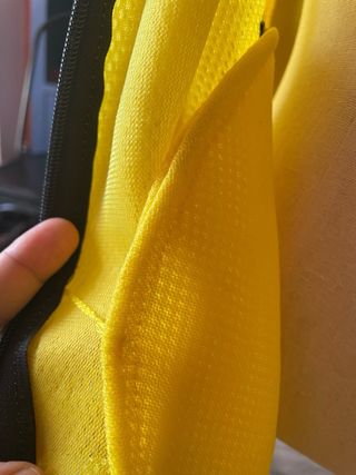 Sudadera técnica amarilla con capucha unisex .