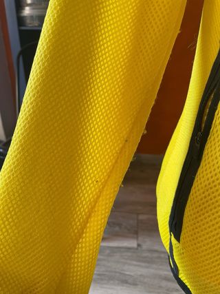 Sudadera técnica amarilla con capucha unisex .