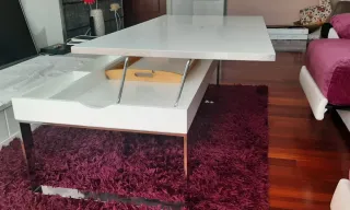 Mesa de centro moderna blanca y plateada