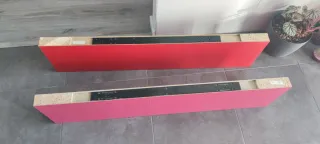 Estanterías flotantes roja y rosa