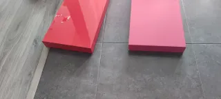 Estanterías flotantes roja y rosa