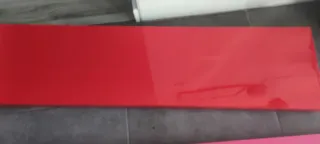 Estanterías flotantes roja y rosa