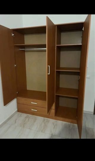 Armario de madera beige y gris