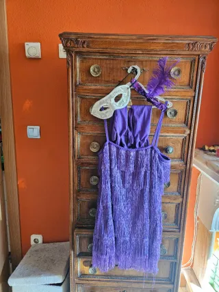 Disfraz Morado con Máscara y Plumas