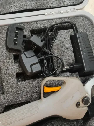 Tijeras Kamikaze KV390 con Batería y Cargador