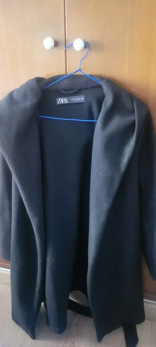 Abrigo negro con capucha Zara