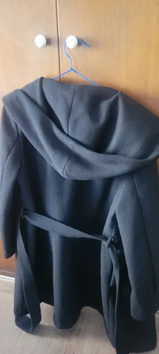Abrigo negro con capucha Zara