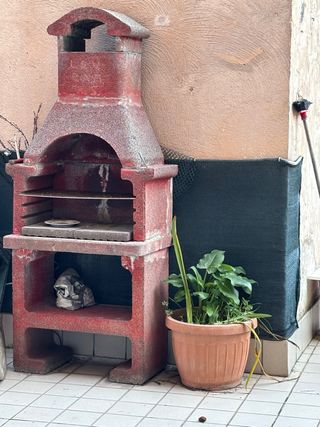 Barbecue in pietra rosso e grigio