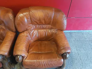 Sofá de piel marrón