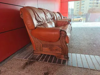 Sofá de piel marrón