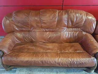 Sofá de piel marrón