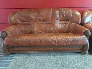 Sofá de piel marrón