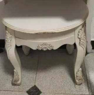 Taburete de madera blanco con detalles