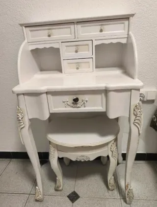 Taburete de madera blanco con detalles