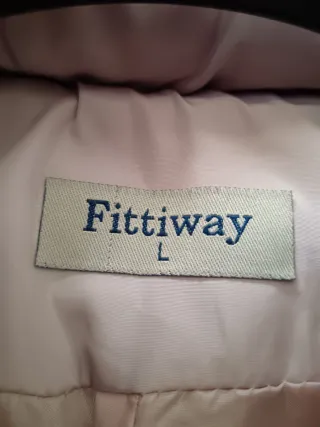 Chaqueta rosa con capucha y pelo.