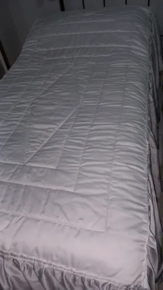 Edredón de satén blanco