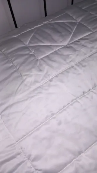 Edredón de satén blanco