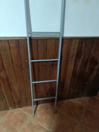 Escalera metálica gris