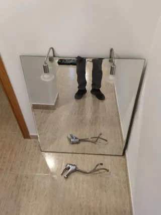 Mueble de baño mármol y madera, con grifo