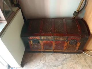 Baúl y nevera pequeña para caravana