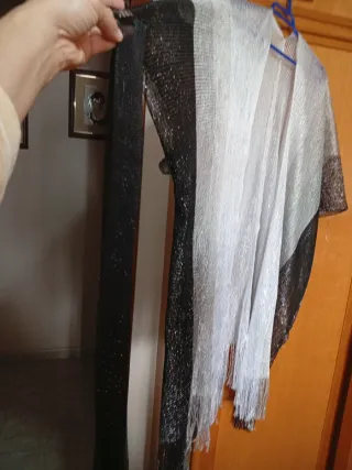 Chaleco plateado y negro con flecos