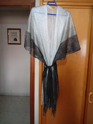 Chaleco plateado y negro con flecos