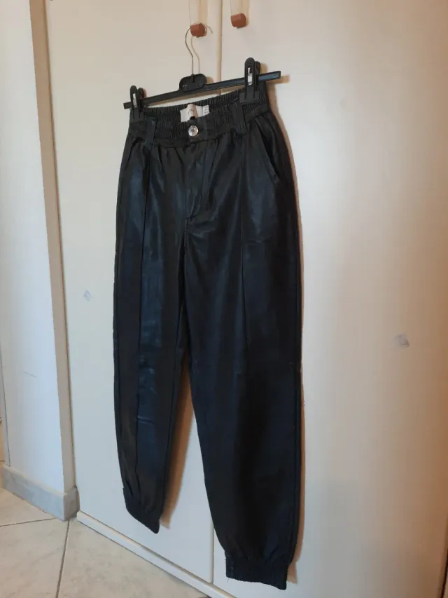 Pantaloni donna pelle Bershka neri