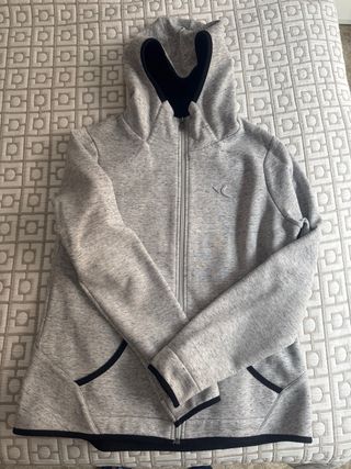 Sudadera con capucha gris y negra