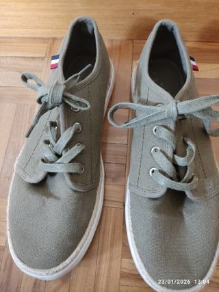 Zapatillas tela verde talla 39.
