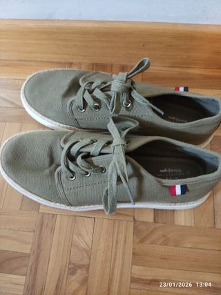 Zapatillas tela verde talla 39.