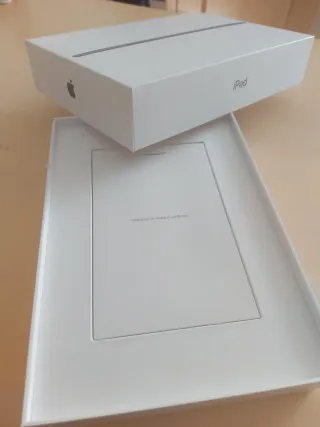 Caja iPad 9ª Gen + Stickers Apple