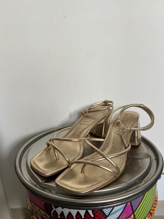 Tacones Stradivarius dorados