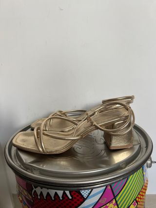 Tacones Stradivarius dorados