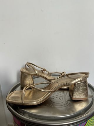 Tacones Stradivarius dorados