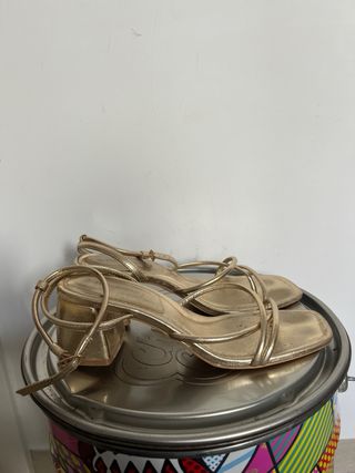 Tacones Stradivarius dorados