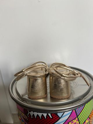 Tacones Stradivarius dorados