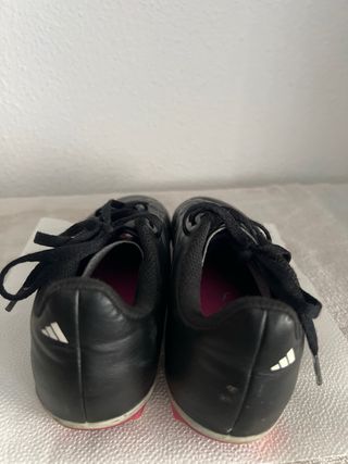 Botas de fútbol Adidas negras y rosas
