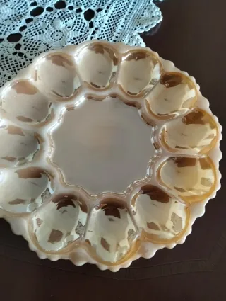 Huevera cerámica dorada