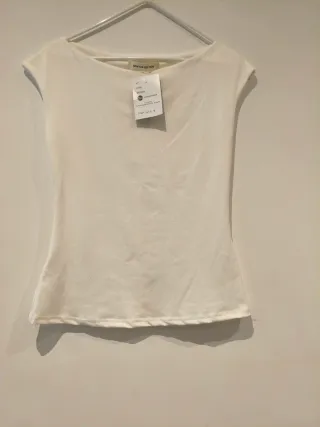 Camiseta de tienda local con etiqueta