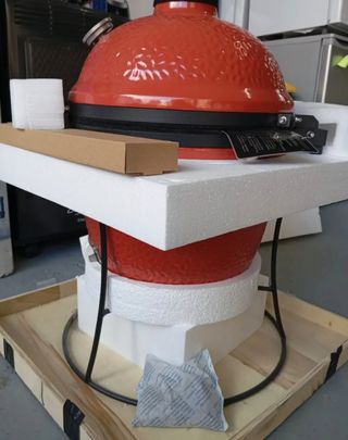 Barbacoa de carbón de cerámica en rojo fuego