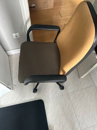 Silla de oficina beige y marrón