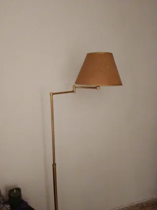 Lámpara de pie dorada con pantalla textil