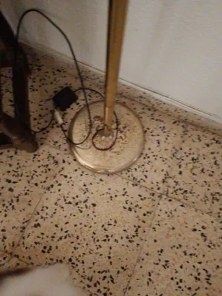 Lámpara de pie dorada con pantalla textil